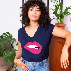 T-shirt Bleu Col V Martina Big Fuchsia FEMME Faubourg54 T-shirt Bleu Col V Martina Big Fuchsia FEMME Faubourg54