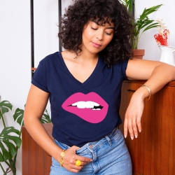 T-shirt Bleu Col V Martina Big Fuchsia FEMME Faubourg54 T-shirt Bleu Col V Martina Big Fuchsia FEMME Faubourg54