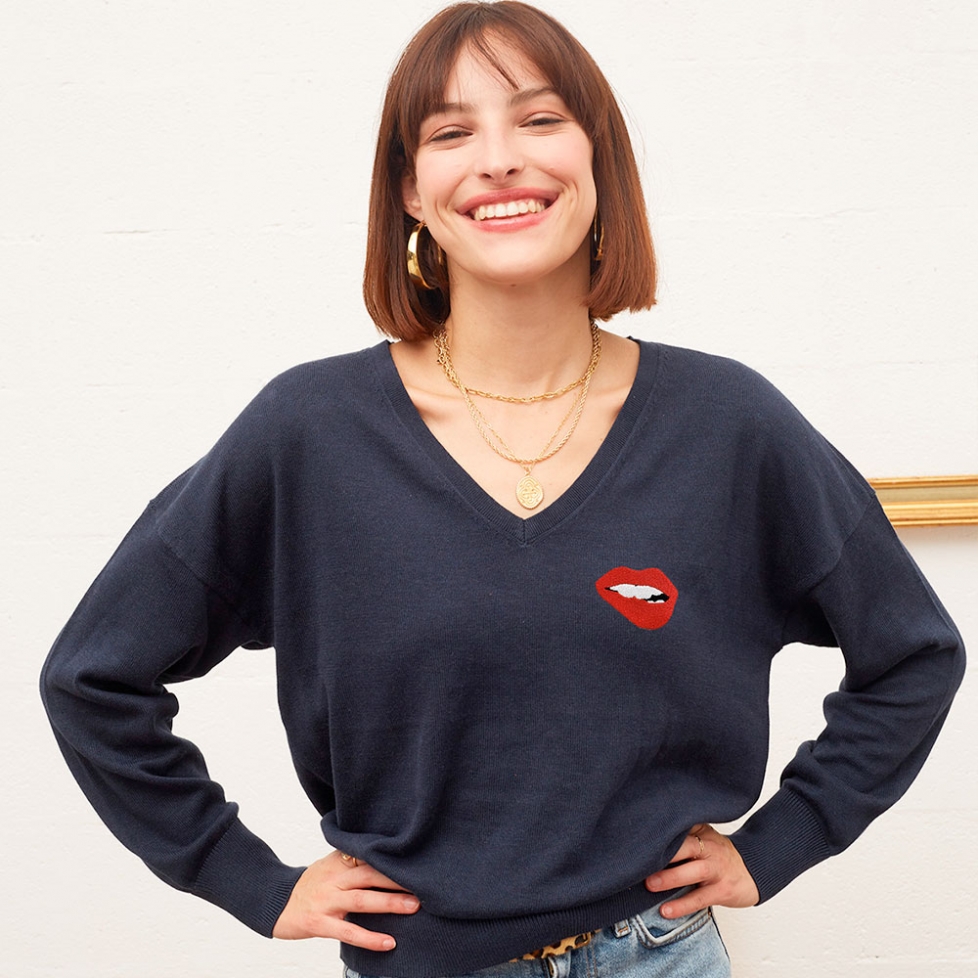 Pull Col V Bleu Bouche Brodée
