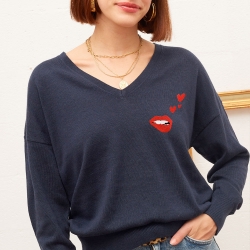 Pull Col V Bleu Bouche Brodée Faubourg 54 Pull Col V Bleu Bouche Brodée Faubourg 54