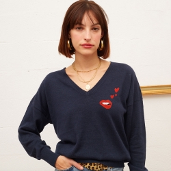 Pull Col V Bleu Bouche Brodée Faubourg 54 Pull Col V Bleu Bouche Brodée Faubourg 54
