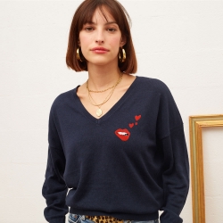 Pull Col V Bleu Bouche Brodée Faubourg 54 Pull Col V Bleu Bouche Brodée Faubourg 54