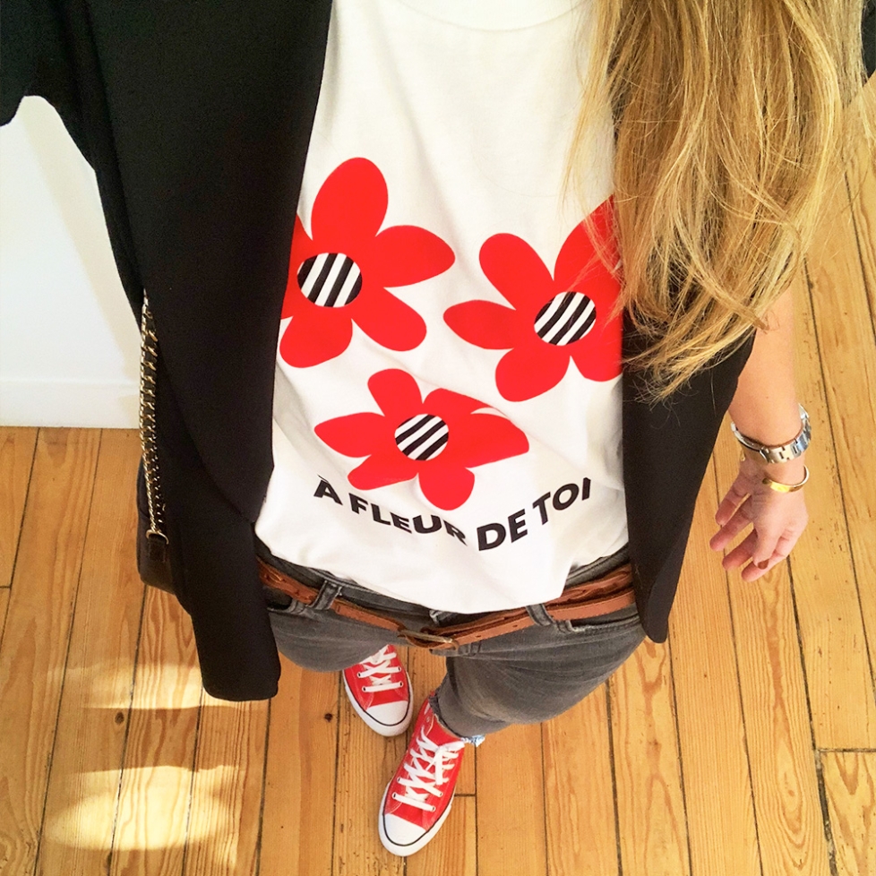 T-shirt blanc personnalisé "À fleur de toi" par Faubourg 54, en collaboration avec Les Futiles