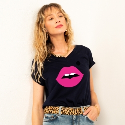 T-shirt Bleu Col V Bouche Cindy Big FEMME Faubourg54 T-shirt Bleu Col V Bouche Cindy Big FEMME Faubourg54