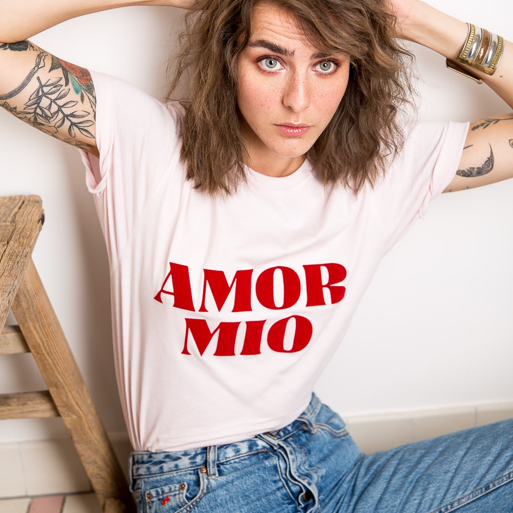 I have an English class bind Get acquainted AMOR MIO Pink T-shirt